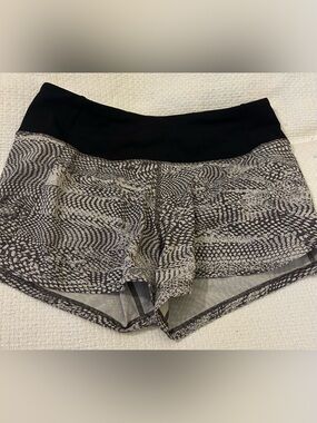 LULULEMON black grey print shorts sz 2 (speed up?)